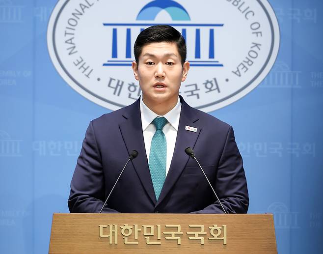 김재섭 국민의힘 의원이 13일 국회 소통관에서 기자회견을 열고 더불어민주당 정원오 서울시장 후보의 폭행 전과와 관련한 내용을 밝히고 있다. 연합뉴스