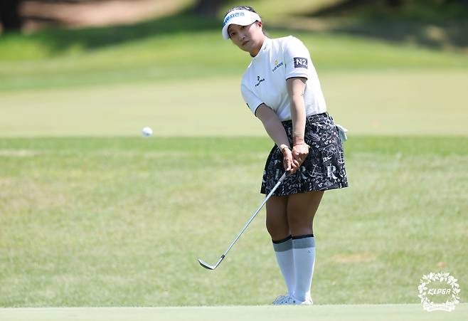 칩샷하는 김시현. 사진 제공=KLPGA