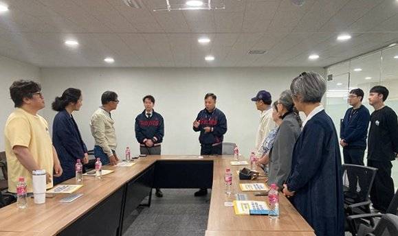 노무현재단이 12일 사직구장을 찾아 롯데에 항의 서한을 전달하고 있다. 사진출처|노무현재단