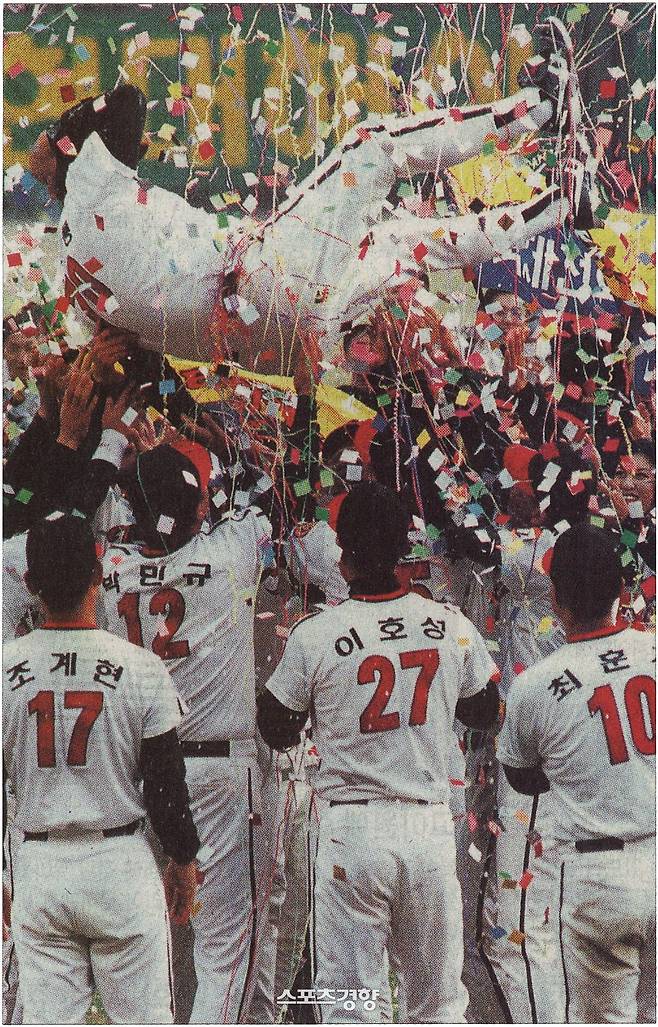 1997년 10월25일 한국시리즈에서 우승한 해태 선수단이 김응룡 감독을 헹가래치고 있다. 경향신문 자료사진
