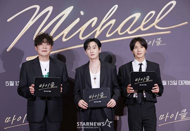 슈퍼주니어 신동, 은혁, 이특이 11일 오후 서울 메가박스 코엑스에서 진행된 영화 '마이클' VIP 시사회 포토월 행사에 참석해 포즈를 취하고 있다. /2026.05.11 /사진=이동훈 photoguy@