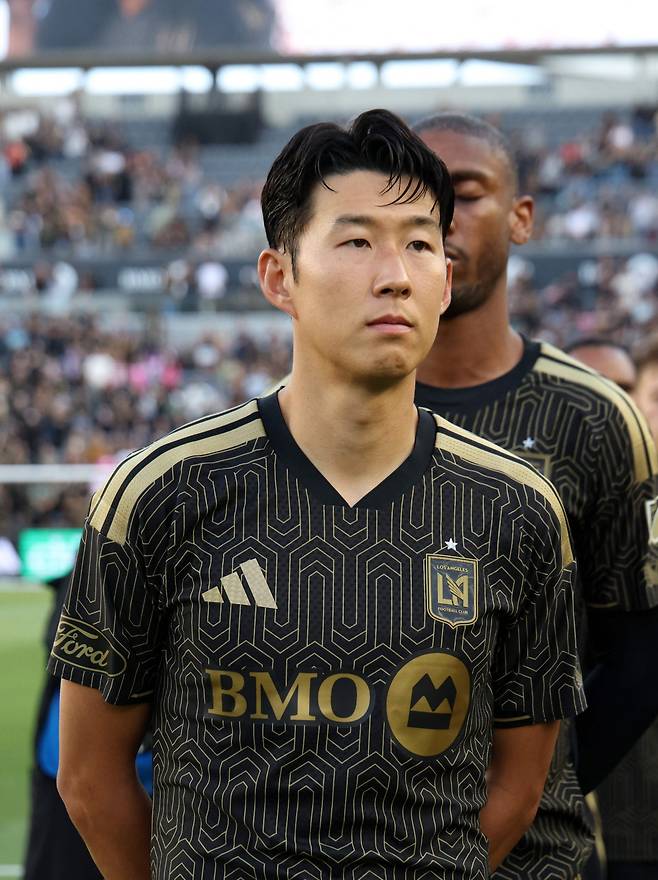 MLS선수협회가 13일(한국시간) 발표한 2026시즌 MLS 선수 연봉 표에서 손흥민이 리그 전체 2위에 해당하는 1115만2852달러(약 166억 4005만원)라고 알렸다. 선수협회가 매해 발표하는 선수 연봉은 현재 연간 기본 연봉과 평균 보장된 보상을 더한 올해 연봉을 계산한다. 보장된 보상에는 마케팅 보너스, 에이전트 수수료 등이 포함된다. 경기력에 따른 보너스는 포함되지 않는다. 연합뉴스