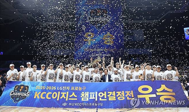 프로농구 KCC, 6위 팀 최초 챔프전 우승…통산 7번째 트로피 (고양=연합뉴스) 윤동진 기자 = 13일 고양소노아레나에서 열린 2025-2026 KBL 플레이오프 챔피언 결정전 고양 소노 스카이거너스 대 부산 KCC 이지스 5차전 경기. 챔피언 자리에 오른 부산 KCC 선수들이 트로피를 들고 기뻐하고 있다. 2026.5.13 mon@yna.co.kr