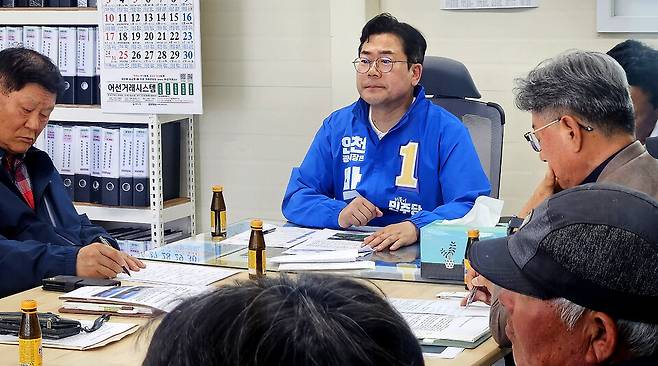 ▲ 12일 오후 3시 더불어민주당 박찬대 인천시장 후보가 옹진군 덕적도를 방문해 지역 주민들과 간담회를 진행하고 있다. /이아진 기자 atoz@incheonilbo.com
