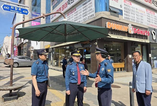 유윤종 울산경찰청장이 14일 학생 맞춤형 특별치안활동 관련 중구 가온중학교 등 학생 생활권역 일대를 점검했다. 울산경찰청 제공