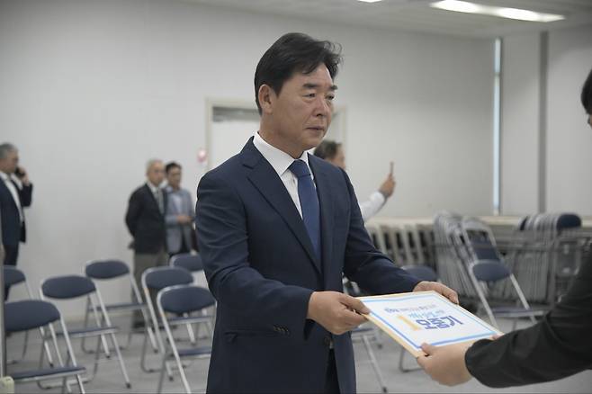 더불어민주당 오중기 경북도지사 후보가 14일 경북선거관리위원회를 찾아 공식 후보 등록 절차를 밟고 있다. /오중기 후보 제공