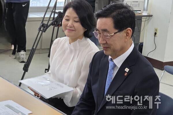 제주도선관위를 찾아 후보등록을 하고 있는 송문석 후보.