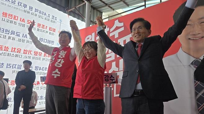 지난 10일 원강수 원주시장후보 선거캠프 개소식에서 김문수 전 고용노동부장관이 참석해 응원하고 있다. /사진=신효재 기자