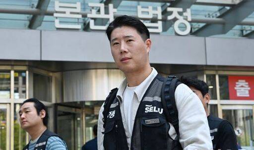 최승호 초기업노조 삼성전자지부 위원장이 13일 경기 수원시 영통구 수원지방법원에서 열린 삼성전자 노조 위법 쟁의행위 금지 가처분 신청 2차 심문을 마친 뒤 법원을 나서고 있다./뉴시스