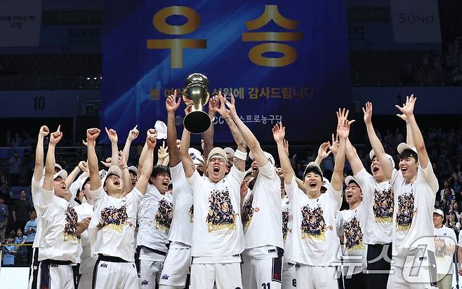 13일 오후 경기 고양시 일산서구 고양소노아레나에서 열린 2025-26 프로농구 챔피언결정전 5차전 부산 KCC와 고양 소노의 경기에서 우승한 KCC 선수들이 우승트로피를 들어 올리며 환호하고 있다. 2026.5.13 ⓒ 뉴스1 구윤성 기자