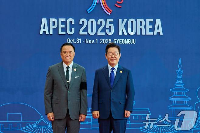 이재명 대통령이 31일 경북 경주화백컨벤션센터(HICO)에서 열린 2025 아시아태평양경제협력체(APEC) 정상회의에서 아누틴 찬위라꾼 태국 총리를 맞이하고 있다. (대통령실 제공. 재판매 및 DB 금지) 2025.10.31 ⓒ 뉴스1 허경 기자