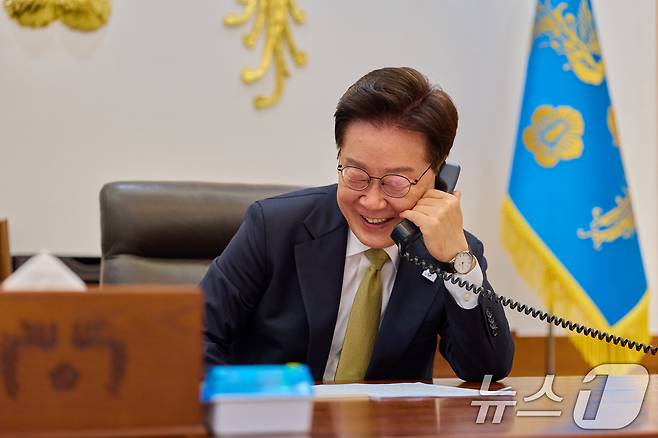 이재명 대통령이 14일 청와대에서 클라우디아 셰인바움 파르도 멕시코 대통령과 전화 통화를 하고 있다. (청와대 제공. 재판매 및 DB 금지) 2026.5.14 ⓒ 뉴스1 이재명 기자