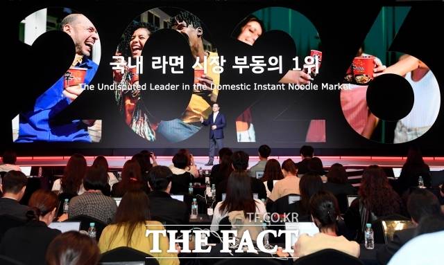 조용철 농심 대표이사가 13일 오전 서울 중구 롯데호텔 서울크리스탈볼룸에서 열린 농심 신라면 40주년 기자간담회에서 발언하고 있다. /박상민 기자