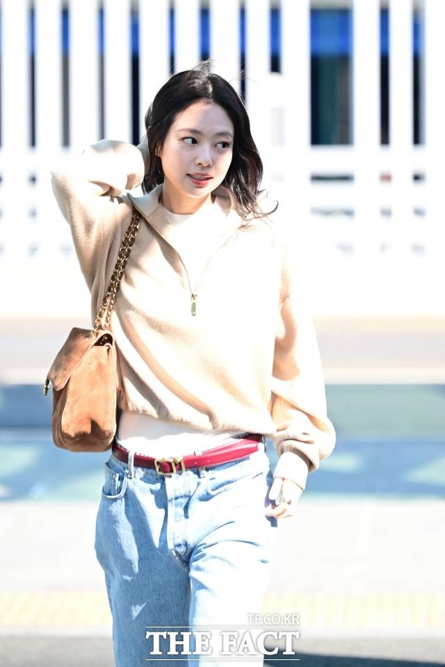 블랙핑크 제니가 미국 시사 주간지 타임이 선정한 '올해 가장 영향력 있는 100인'에 이름을 올린데 이어 1인 기획사 설립 후 2년간 238억원의 정산금을 받았다. 사진은 제니가 지난 3월 7일 오전 인천국제공항에서 프랑스 파리로 출국하며 팬들을 바라보고 있다. /남윤호 기자