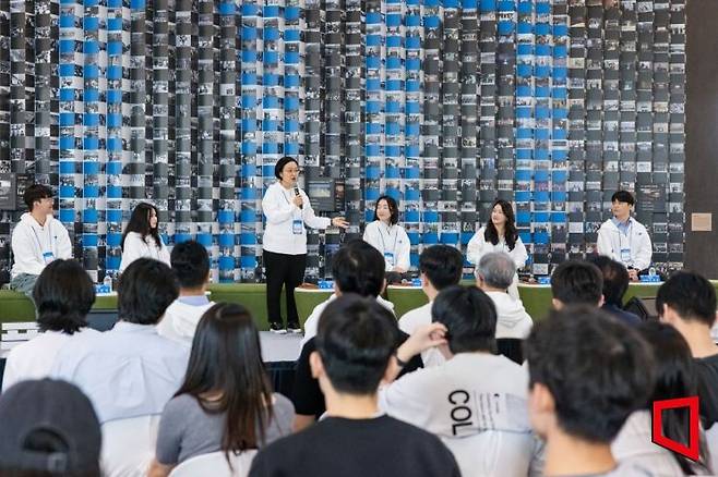 한성숙 중소벤처기업부 장관이 13일 서울 동작구 중앙대학교에서 열린 '2026 모두의 창업 캠퍼스투어 토크콘서트'에서 인사말을 하고 있다. 중기부