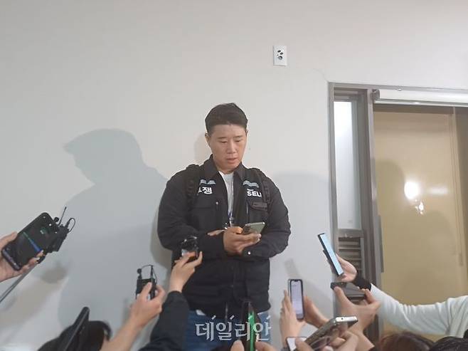 최승호 초기업노조 삼성전자지부 위원장이 지난 12일 세종시 정부세종청사 중앙노동위원회에서 열린 2차 사후조정회의 중 취재진에 입장을 밝히고 있다. ⓒ데일리안 김성웅 기자