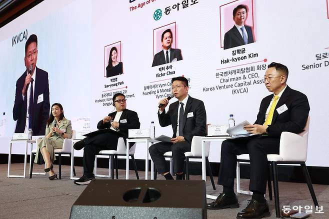 14일 서울 중구 롯데호텔에서 ‘2026 동아국제금융포럼’이 열리고 있다. 박선영 동국대학교 경제학과 교수(왼쪽부터), 빅터 추아 말레이시아 Vynn 캐피털 창업자, 김학균 한국벤처캐피탈협회 회장, 신석인 딜로이트 컨설팅 금융전략 전무가 토론을 하고 있다. 송은석 기자 silverstone@donga.com