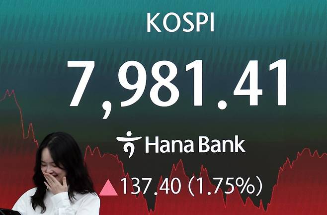 14일 오후 서울 중구 하나은행 본점 딜링룸 전광판에 코스피 지수 등 종가가 표시되고 있다. 이날 코스피는 전 거래일 대비 137.4포인트(1.75%) 오르며 사상 최고치인 7981.41로 장을 마쳤다. 2026.5.14/뉴스1