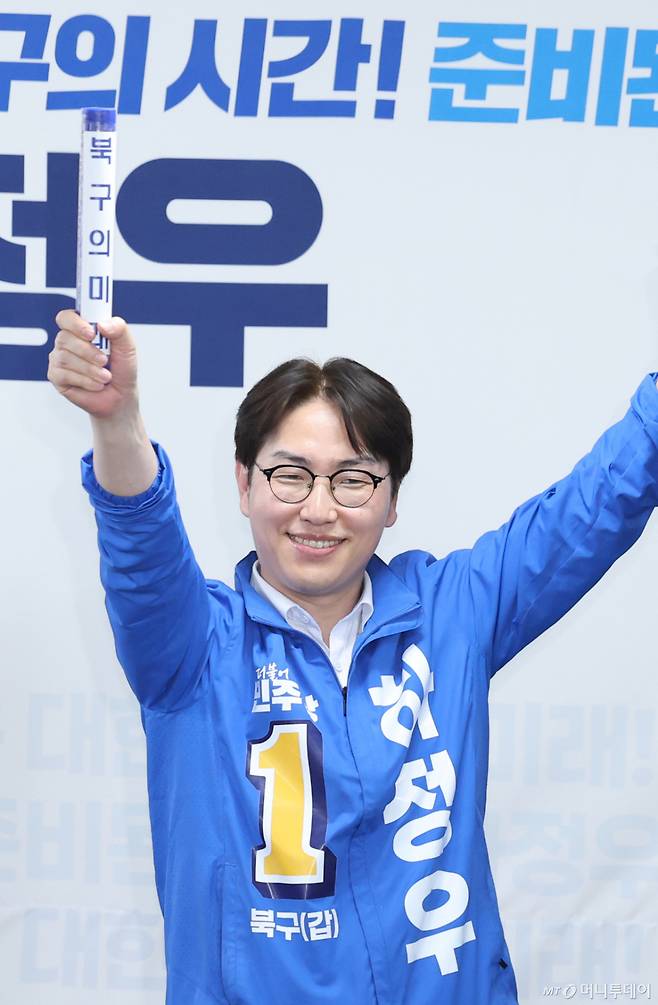 (부산=뉴스1) 신웅수 기자 = 부산 북갑 국회의원 보궐선거에 출마한 하정우 더불어민주당 후보가 10일 부산 북구 자신의 선거사무소 개소식에서 전재수 부산시장 후보로부터 '북구의 미래'가 적힌 배턴을 전달받고 있다. 2026.5.10/뉴스1 Copyright (C) 뉴스1. All rights reserved. 무단 전재 및 재배포, AI학습 이용 금지. /사진=(부산=뉴스1) 신웅수 기자