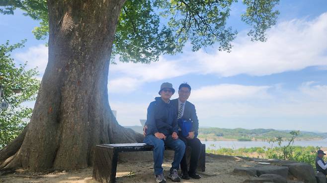 태평중앙교회 전기천 장로(좌)와 장경근 담임목사(우). 전기천 장로 제공