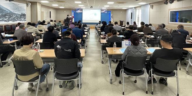 전남해양수산과학원이 어선어업인들을 대상으로 ‘선진형 어선 운항 교육’을 실시하고 있다.