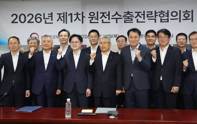 ‘K-원전, 세계로!’ - 14일 중구 무역보험공사에서 열린 제1차 원전수출전략협의회에서 김정관 산업통상부 장관이 김동철 한국전력 사장, 김회천 한국수력원자력 사장 등과 함께 기념촬영을 하고 있다. 연합뉴스