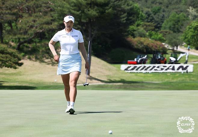퍼팅을 앞두고 있는 김민솔. 사진 제공=KLPGA