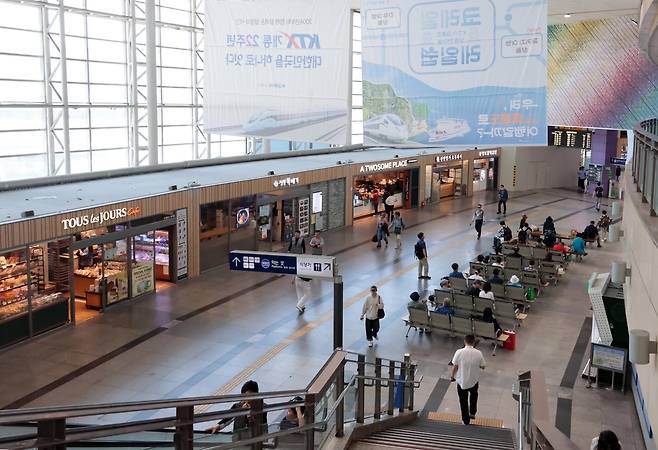 동대구역 대합실 (대구=연합뉴스) 황수빈 기자 = 14일 동대구역 대합실에서 승객들이 기차를 기다리고 있다. 2026.5.14
