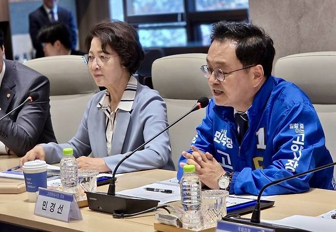 민경선 더불어민주당 고양특례시장 후보(오른쪽)가 14일 추미애 경기도지사 후보와 함께 한국항공대학교에서 열린 간담회에 참석했다. 사진=민경선 후보 캠프