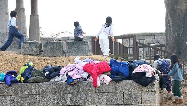 포근한 날씨를 보인 지난 2월 5일 인천 강화군 연미정으로 겨울방학 현장체험학습을 나온 어린이들이 두꺼운 외투를 벗어놓고 뛰어놀고 있다. 2026.2.5 사진=연합뉴스,