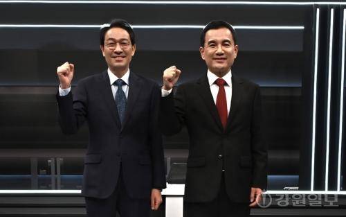 ◇강원일보와 KBS춘천방송총국이 공동으로 마련한 6·3 지방선거 강원도지사 후보자 초청 토론회가 13일 KBS춘천방송총국 교양스튜디오에서 열렸다. 우상호 더불어민주당 후보(왼쪽)와 김진태 국민의힘 후보가 토론회 전 기념촬영하고 있다. 신세희기자