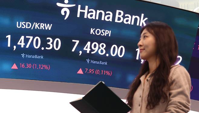 8일 코스피는 전 거래일(7490.05)보다 7.95포인트(0.11%) 상승한 7498.00, 코스닥 지수는 전 거래일(1199.18)보다 8.54포인트(0.71%) 오른 1207.72에 거래를 마쳤다. 서울 외환시장에서 원·달러 환율은 전 거래일 주간거래 종가(1454.0원)보다 17.7원 오른 1471.7원에 주간 거래를 마감했다. 2026.05.08. 20hwan@newsis.com(출처=뉴시스)