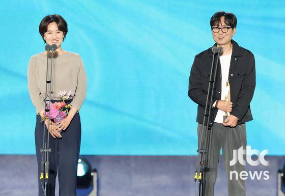 영화 '왕과 사는 남자' 제작사 온다웍스의 임은정 대표와 장항준 감독이 '제62회 백상예술대상'에서 영화부문 구찌 임팩트 어워드를 수상하고 소감을 말하고 있다. 방송·영화·연극과 뮤지컬을 아우르는 국내 유일무이 종합 예술 시상식 '제62회 백상예술대상 with 구찌'는 8일 오후 7시 50분 서울 강남구 코엑스 D홀에서 개최됐다. 특별취재반 / 2026. 05. 08/
