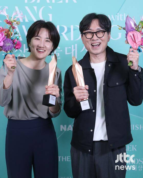 영화 '왕과 사는 남자' 제작사 온다웍스의 임은정 대표와 장항준 감독이 '제62회 백상예술대상'에서 영화부문 구찌 임팩트 어워드를 수상하고 트로피 세리머니를 하고 있다. 방송·영화·연극과 뮤지컬을 아우르는 국내 유일무이 종합 예술 시상식 '제62회 백상예술대상 with 구찌'는 8일 오후 7시 50분 서울 강남구 코엑스 D홀에서 개최됐다. 특별취재반 / 2026. 05. 08/