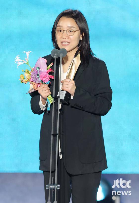 영화 '세계의 주인' 윤가은 감독이 '제62회 백상예술대상'에서 영화부문 감독상을 수상한 후 소감을 말하고 있다. 방송·영화·연극과 뮤지컬을 아우르는 국내 유일무이 종합 예술 시상식 '제62회 백상예술대상 with 구찌'는 8일 오후 7시 50분 서울 강남구 코엑스 D홀에서 개최됐다. 특별취재반 / 2026. 05. 08/