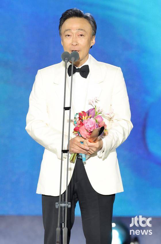 배우 이성민이 '제62회 백상예술대상'에서 영화부문 남자 조연상을 수상한 후 소감을 말하고 있다. 방송·영화·연극과 뮤지컬을 아우르는 국내 유일무이 종합 예술 시상식 '제62회 백상예술대상 with 구찌'는 8일 오후 7시 50분 서울 강남구 코엑스 D홀에서 개최됐다. 특별취재반 / 2026. 05. 08/