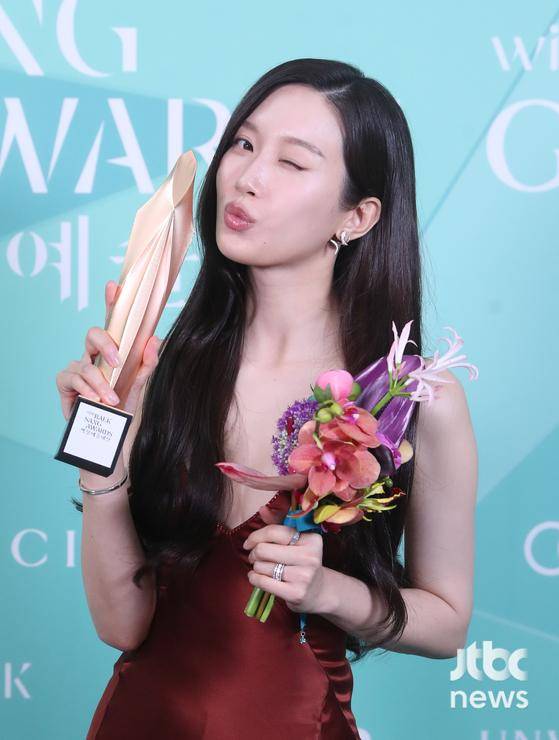배우 문가영이 '제62회 백상예술대상'에서 영화부문 여자 최우수 연기상을 수상하고 트로피 세리머니를 하고 있다. 방송·영화·연극과 뮤지컬을 아우르는 국내 유일무이 종합 예술 시상식 '제62회 백상예술대상 with 구찌'는 8일 오후 7시 50분 서울 강남구 코엑스 D홀에서 개최됐다. 특별취재반 / 2026. 05. 08/