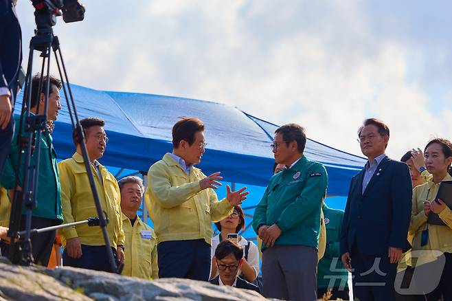 지난해 여름 강릉 가뭄사태 당시 오봉저수지를 방문한 이재명 대통령과 김홍규 당시 강릉시장(사진 가운데 오른쪽) (대통령실 제공. 재판매 및 DB 금지)