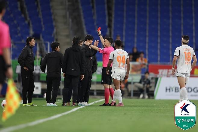 레드카드를 받는 코스타 감독. 제공 | 한국프로축구연맹