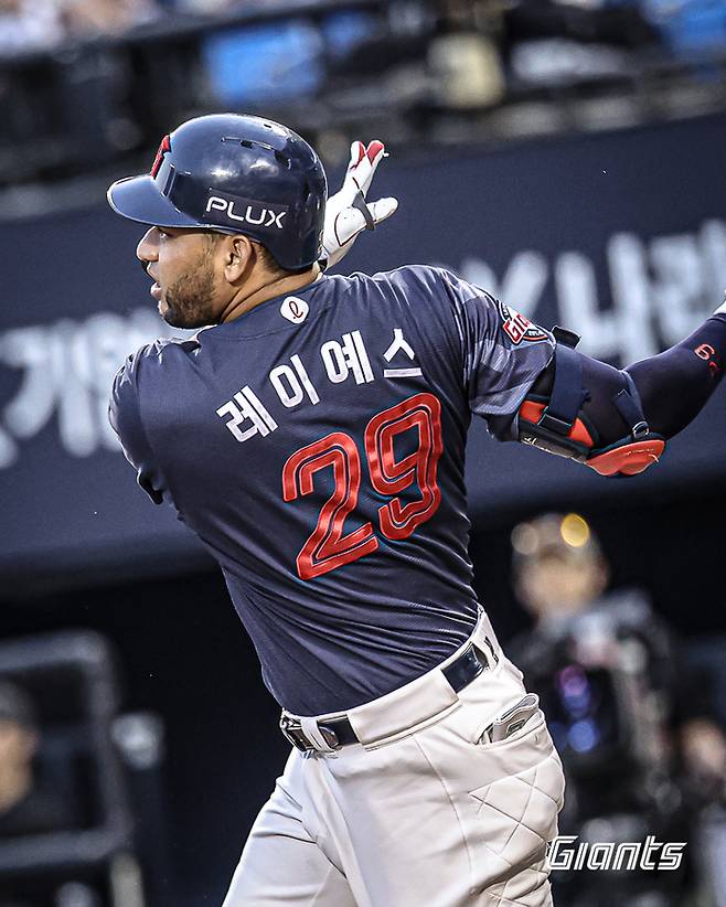 롯데 레이예스가 15일 잠시구장에서 열린 2026 KBO리그 정규시즌 두산전에서 안타를 치고 있다. 사진 | 롯데 자이언츠
