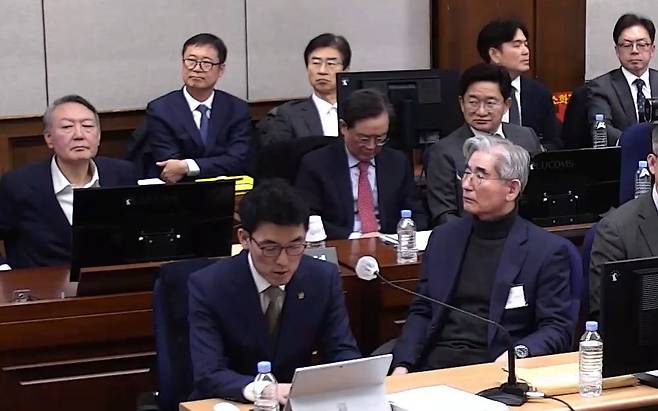 윤석열 전 대통령, 김용현 전 국방부 장관. 서울중앙지방법원 제공 영상 캡쳐