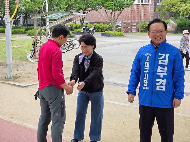 김부겸 더불어민주당 대구시장 후보와 아내 이유미 여사가 14일 대구 만촌동 화랑공원에서 옛 지역구 주민들에게 인사하며 지지를 호소하고 있다. 대구=하준호 기자