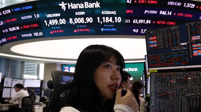 코스피가 8000 포인트를 돌파한 15일 서울 하나은행 본점 딜링룸에서 딜러들이 업무를 보고 있다. 사진=연합뉴스