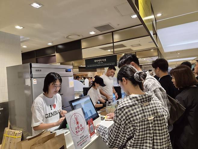 15일 롯데백화점 명동 본점 지하 1층 식품관에서 진행중인 김밥 크리에이터 ‘김밥대장’의 팝업 앞으로 시민들이 줄을 서 있다. 김승연 기자