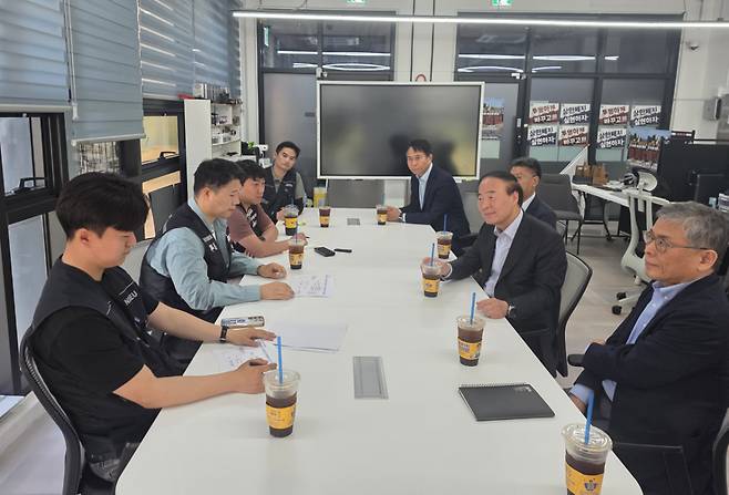전영현 삼성전자 부회장(오른쪽에서 두번째)과 최승호 초기업노조 위원장(왼쪽에서 두번째)가 평택 사업장에 위치한 노조 사업실에서 면담을 진행했다. /사진제공=초기업노조