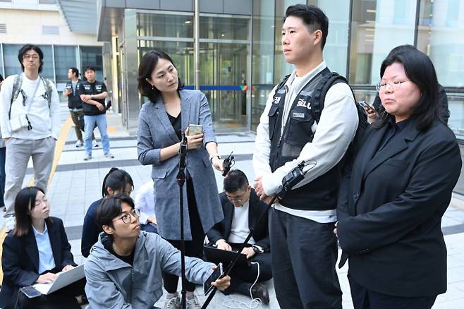 최승호 초기업노조 삼성전자지부 위원장이 13일 경기 수원시 영통구 수원지방법원에서 열린 삼성전자 노조 위법 쟁의행위 금지 가처분 신청 2차 심문을 마친 뒤 취재진 질문에 답하고 있다. / 사진=뉴시스