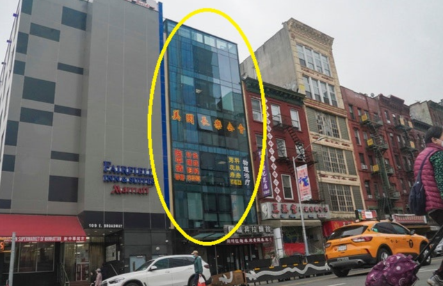 17일(현지시간) 미국 뉴욕 차이나타운에서 촬영된 사진이다. 왼쪽에서 두 번째 6층짜리 유리 외벽 건물이 중국을 위한 비밀 경찰서가 있는 곳으로 추정되고 있다. AP 뉴시스
