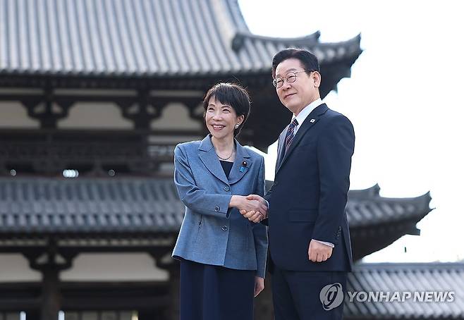 호류지 방문한 한일 정상 (나라=연합뉴스) 김도훈 기자 = 이재명 대통령과 다카이치 사나에 일본 총리가 14일 일본 나라현 대표 문화유적지인 호류지(법륭사)에서 기념촬영을 하고 있다. 2026.1.14 superdoo82@yna.co.kr