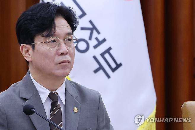 비상경제본부회의 참석한 김영훈 고용노동부 장관 (서울=연합뉴스) 안정원 기자 = 김영훈 고용노동부 장관이 15일 오전 서울 종로구 정부서울청사에서 열린 비상경제본부회의 겸 경제ㆍ부동산 관계장관회의에 참석하고 있다. 2026.5.15 jeong@yna.co.kr