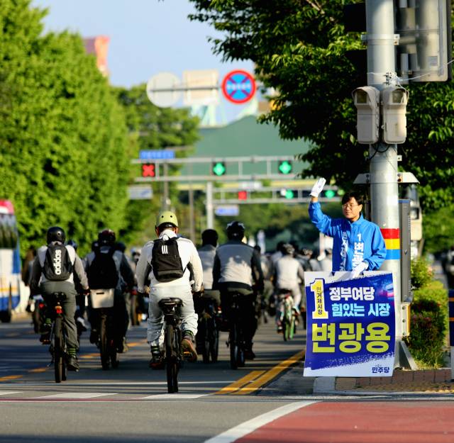지난달 28일 예비후보로 등록한 더불어민주당 변광용 후보는 매일 오전 6시 30분 출근 인사로 하루를 시작하고 있다. 선거대책위원회 제공